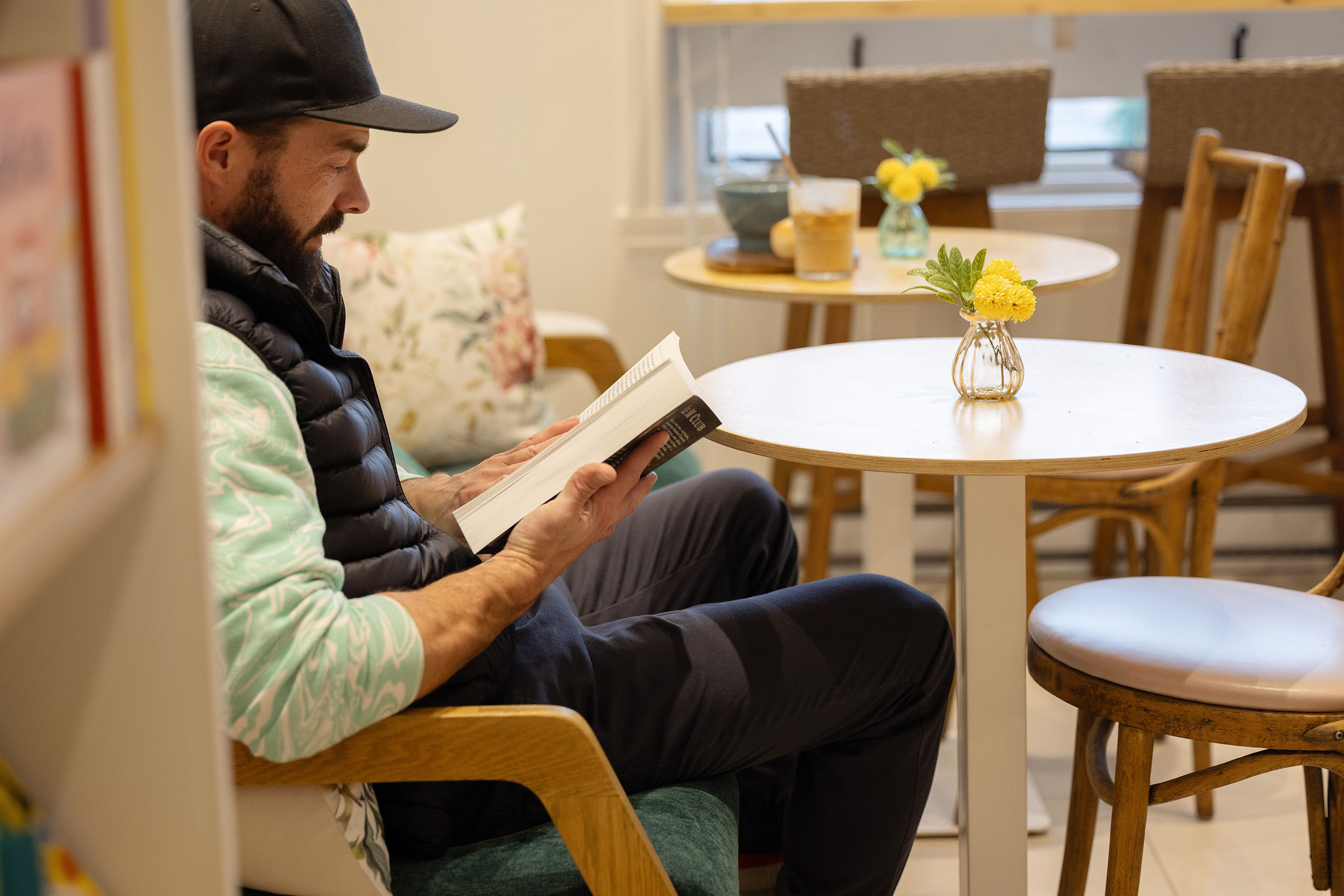 Homme absorbé par son roman